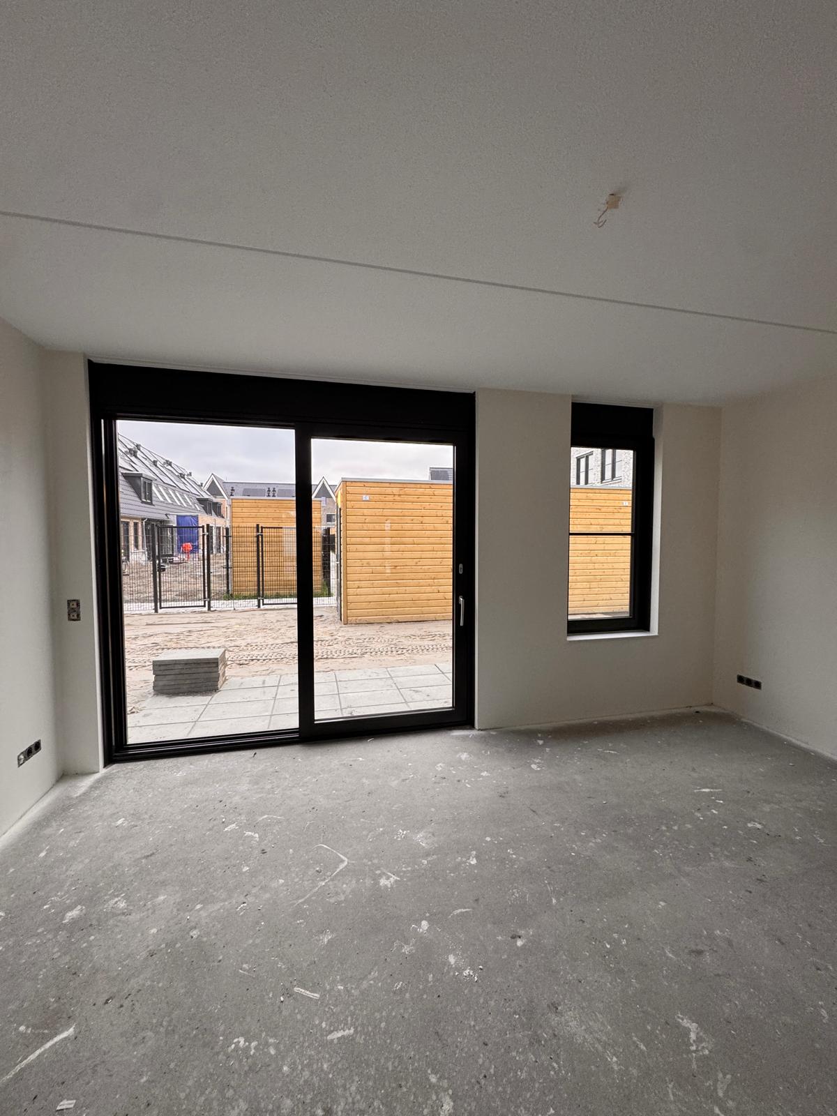 Renovlies behang en latex spuiten in een nieuwbouwwoning in Moerkapelle