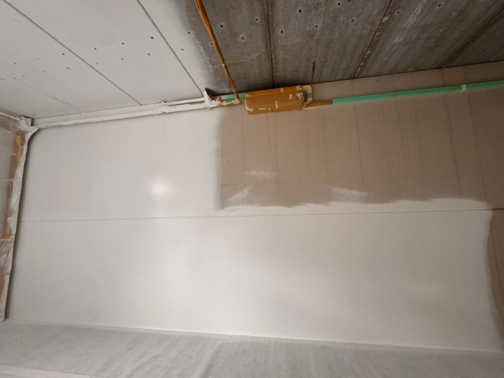 Twee loodsen in één klap! Beton latexspuiten in Haarlem: bedrijfsloods van kaal beton naar fris wit