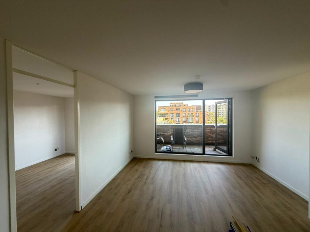 Stukadoren en latexspuiten in Amsterdam voor een strak appartement. Bekijk hoe De Verfspuiter de wanden professioneel heeft afgewerkt.