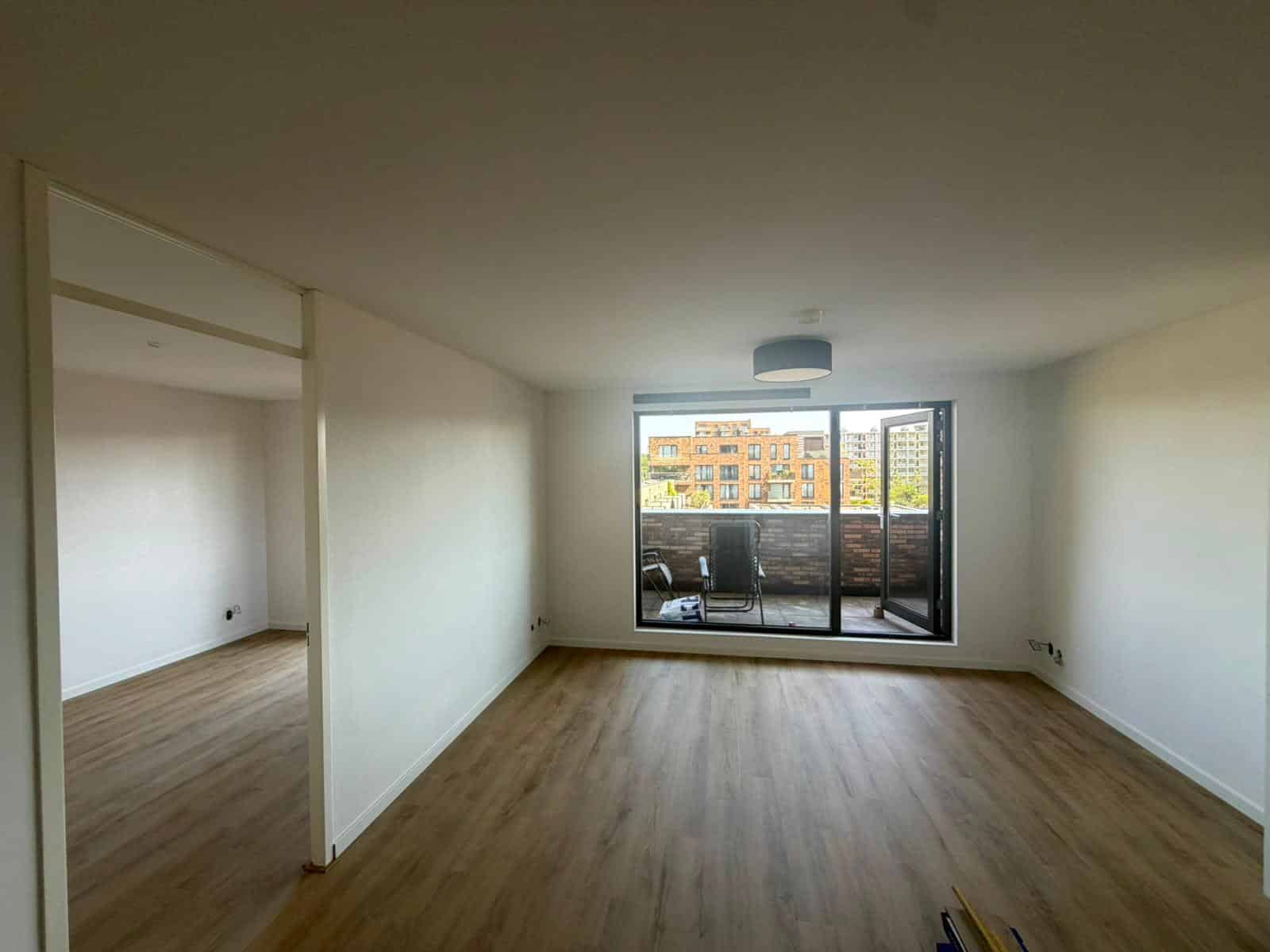 Stukadoren en latexspuiten in Amsterdam voor een strak appartement. Bekijk hoe De Verfspuiter de wanden professioneel heeft afgewerkt.