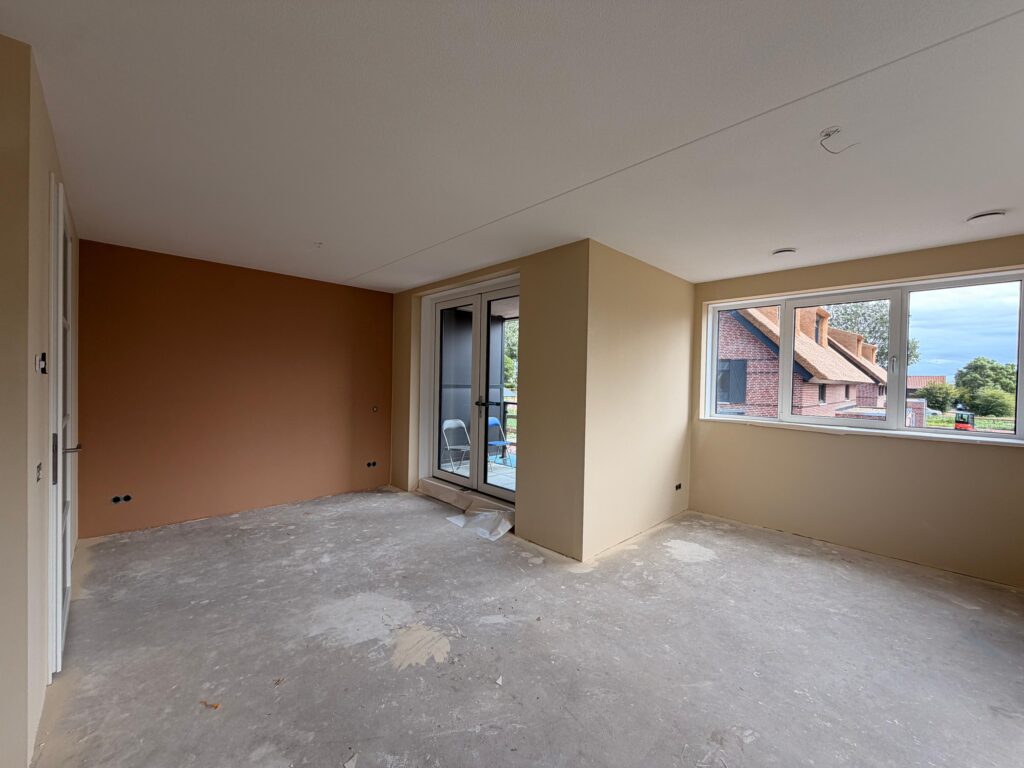 Nieuwbouwappartement in Nieuw-Vennep strak afgewerkt met renovlies behang en latex spuitwerk 