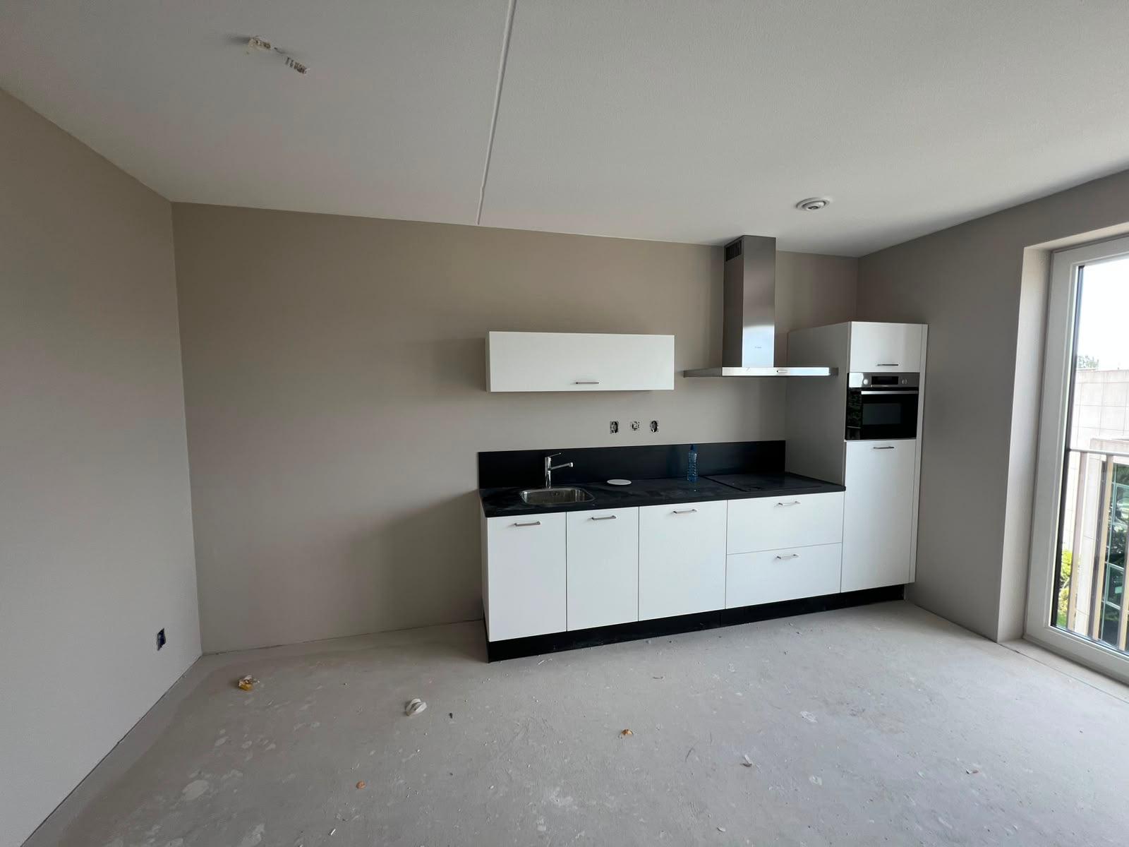 Nieuwbouw strak afgewerkt met dunpleister en latexspuiten in Hoofddorp