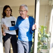 Ergotherapeut helpt oudere cliënt met geheugenproblemen bij structuur aanbrengen in de dag