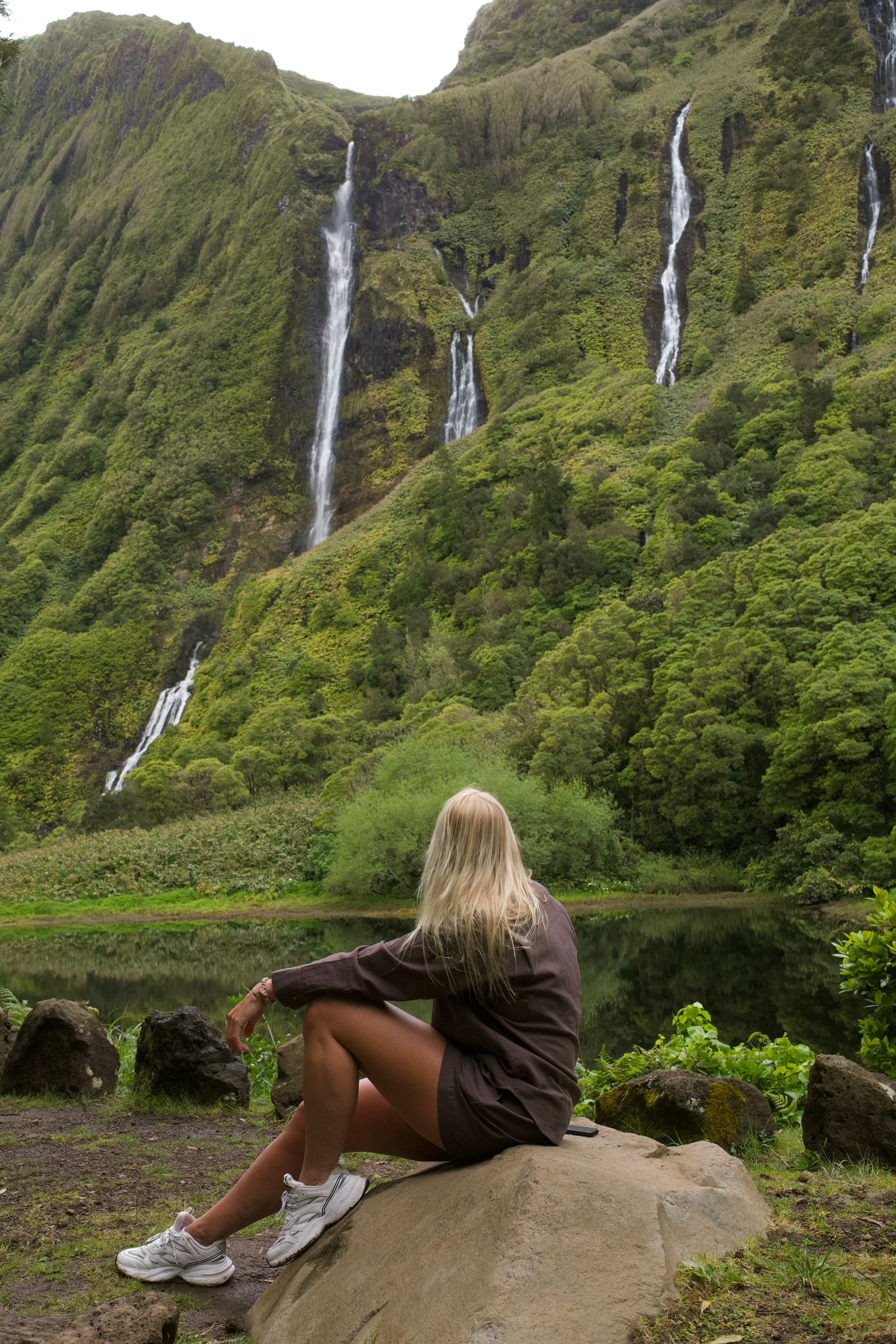 Flores bij waterval