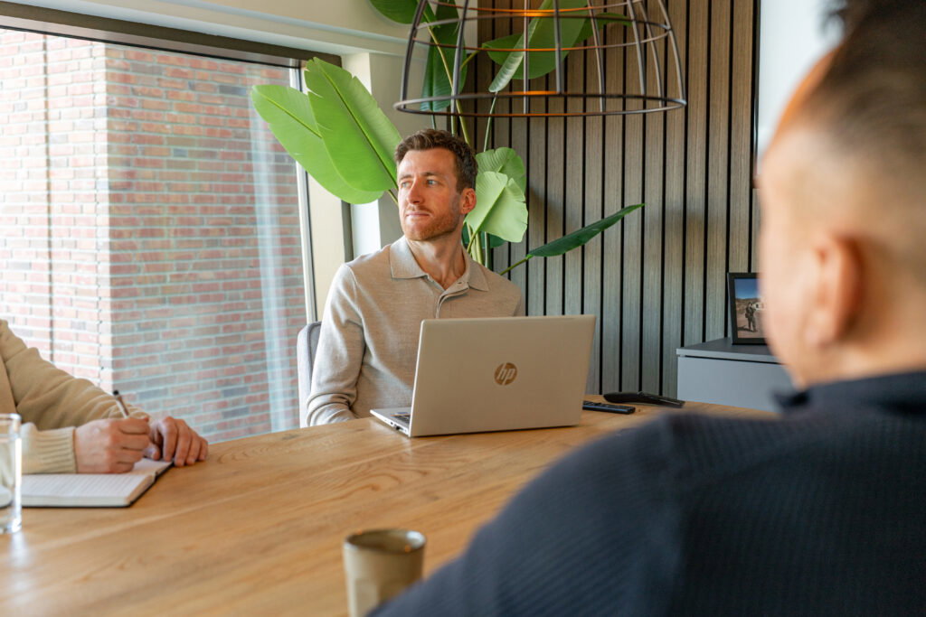 Frank in meeting bij Incassonet