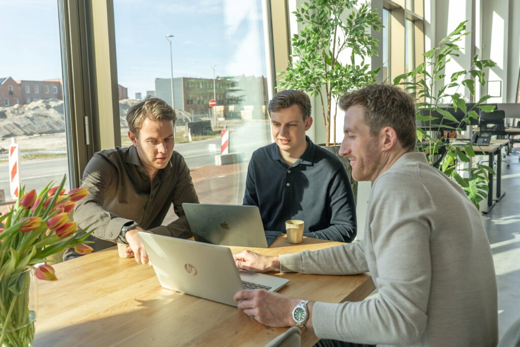 Kevin, Rowin en Frank in overleg bij Incassonet