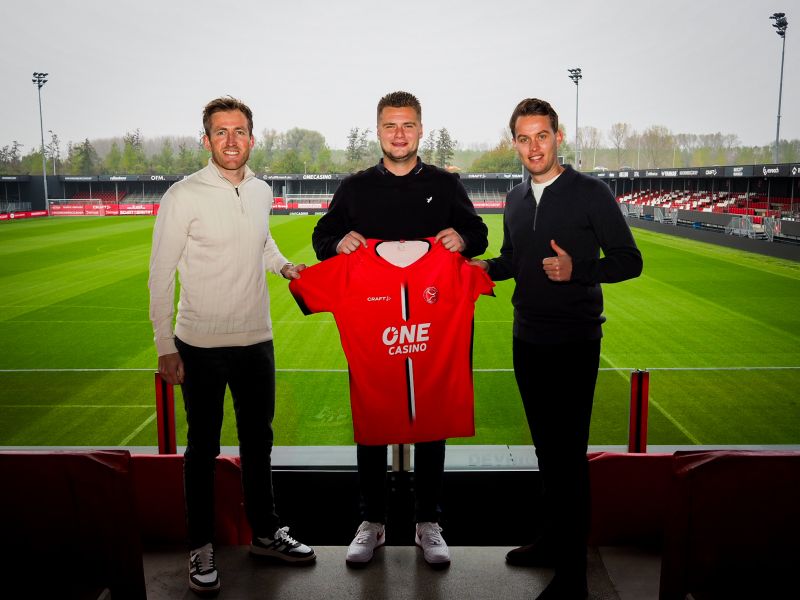 Kevin en Frank die Almere City sponsoren namens Incassonet