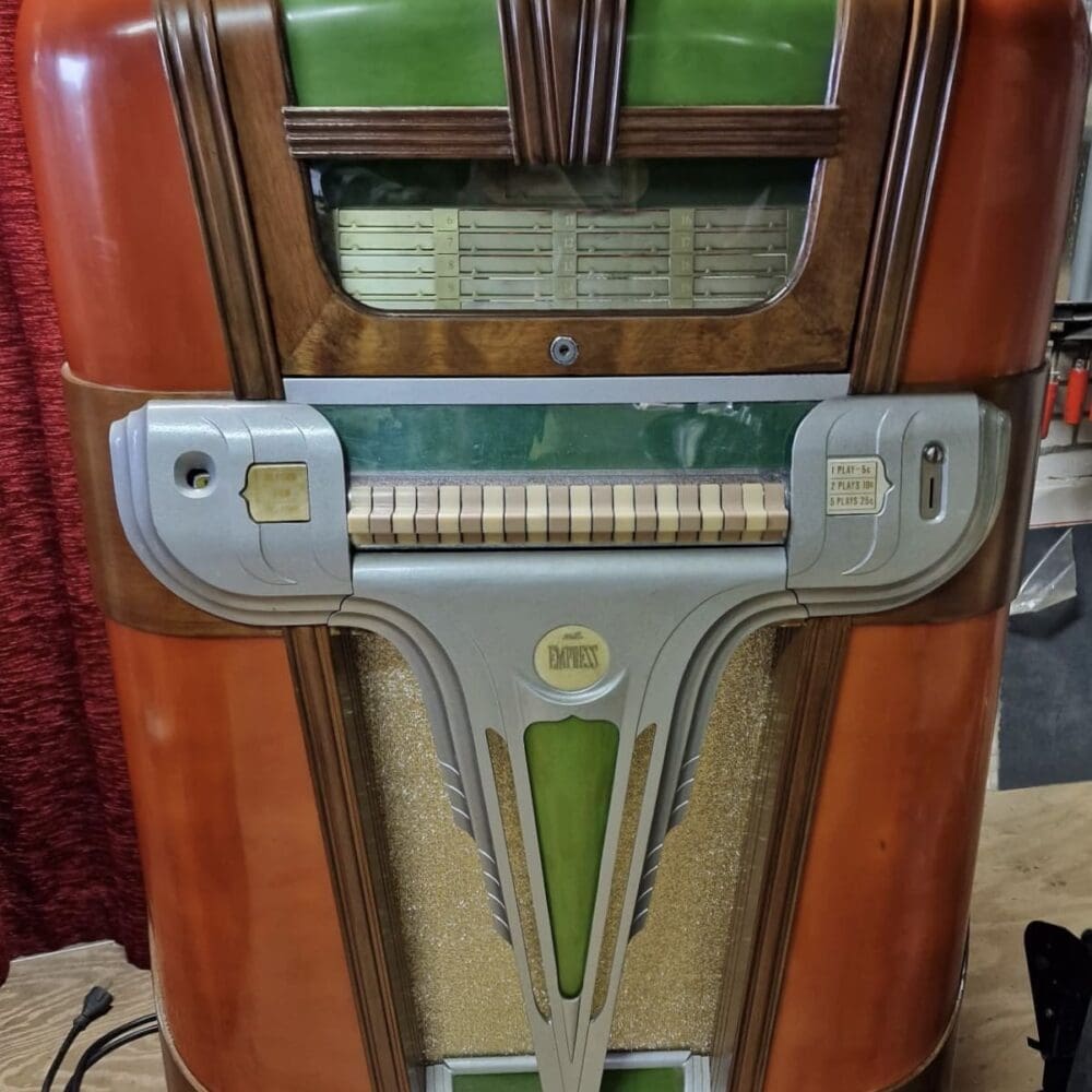 VERKOCHT Mills Empress 'Florentine' Jukebox 1941