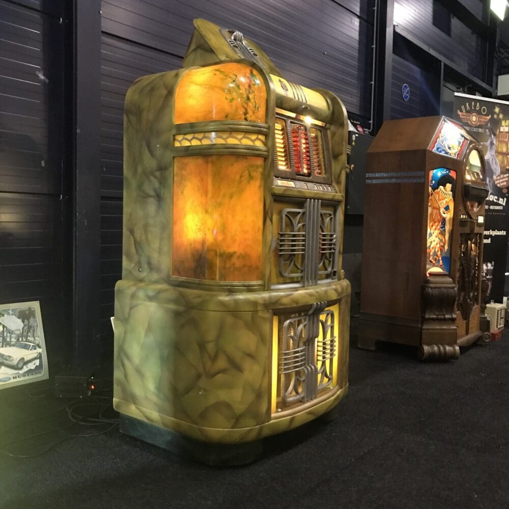 RockOla 1405 “Super Luxury Light Up” Art Deco 1940 Gerestaureerd. Verkocht