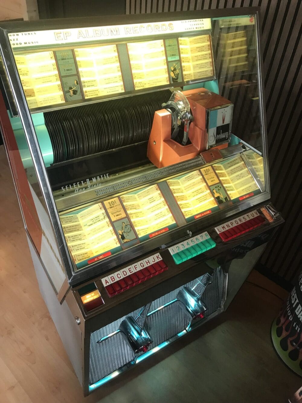 SEEBURG jukebox onderdelen. Nieuw, NOS én gebruikt.