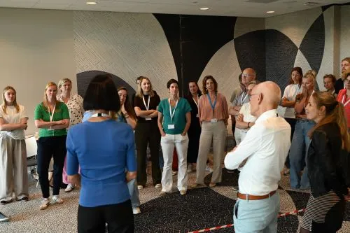 groep mensen aan twee kanten van een streep -werkvorm 'over de streep'