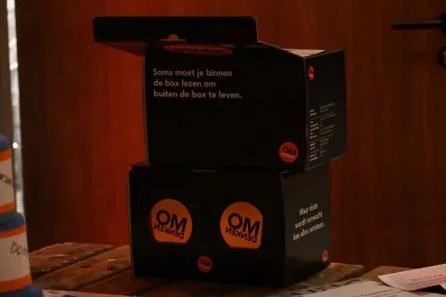 dozen met boekjes van omdenken