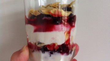 Ontbijt trifle met Griekse yoghurt en verse bramen