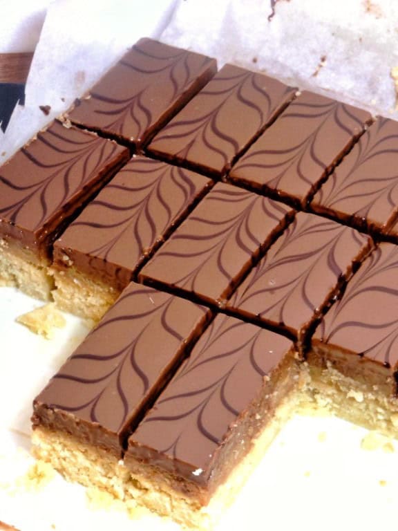 Millionaire shortbread met gezouten karamel (en een scheutje rum) 3 Millionaire shortbread met gezouten karamel (en een scheutje rum)