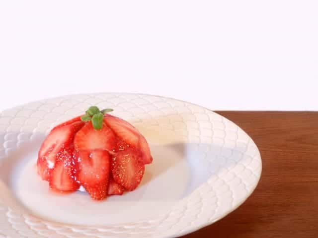 Aardbeienbol met yoghurtmousse