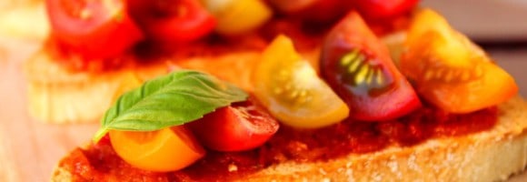 Bruschetta met tomatentapenade en cherrytomaatjes