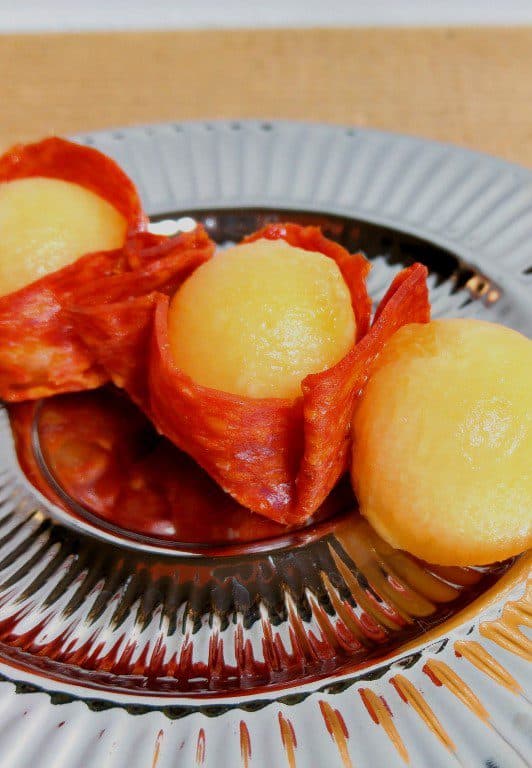 Zin in een lekker snackje? Maak dan eens deze simpele meloenballetjes met chorizo!