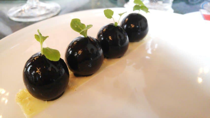 Black Cherry Tomatoes gevuld met tomaat, basilicum, citroen en honing crémeux
