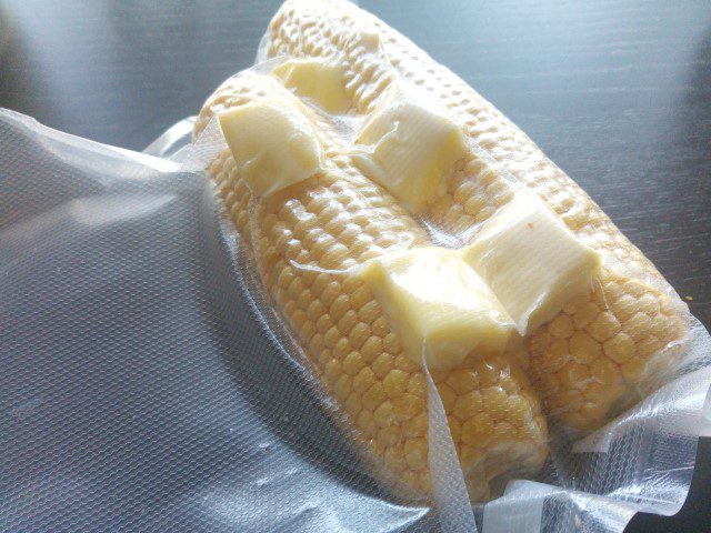 Mais sous vide garen - Een hele lekkere manier om een maiskolf te eten is om hem sous vide te garen, de boter trekt er dan helemaal in.... Nomnomnom! :D