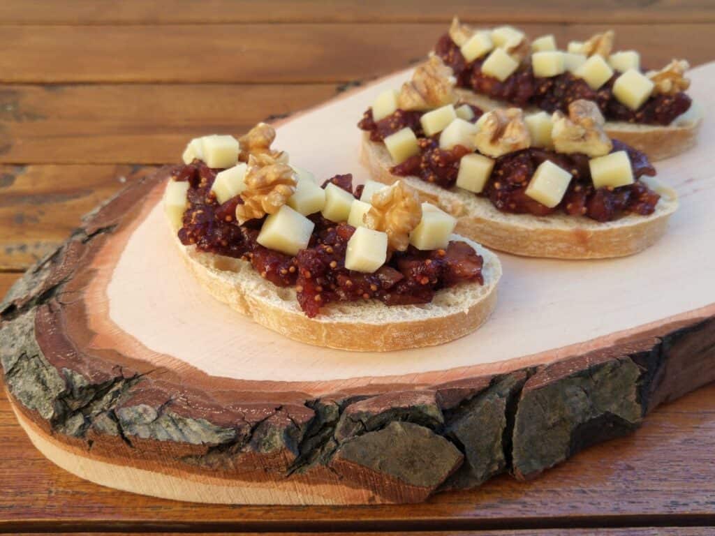 Bruschetta met Gruyère kaas en vijgencompote met port