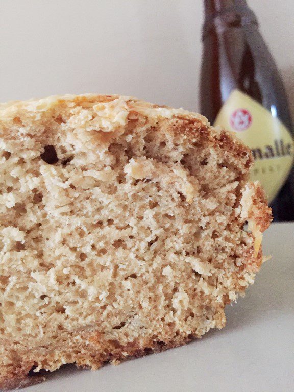 Dit Westmalle bierbrood past perfect bij een brunch of tijdens de borrel. Het licht pikante van de jalapeño met de subtiele bittere toets van het bier en het zoute van de kaas past allemaal perfect bij elkaar.