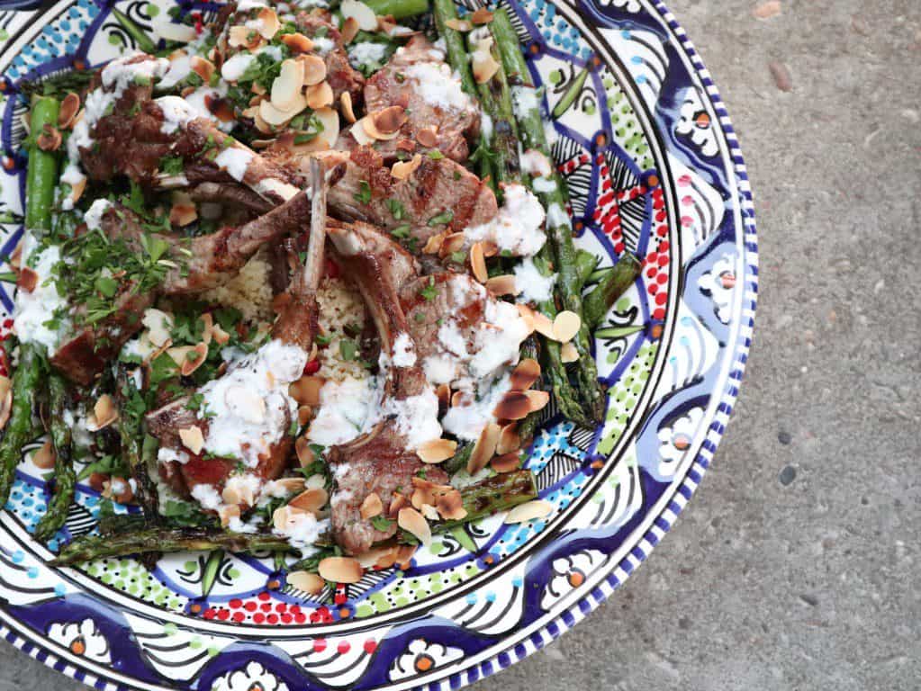 Lamsrack bereiden op de bbq met couscous salade en gegrilde asperges