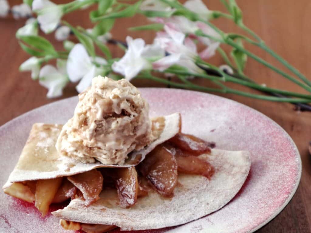 Flensjes met gekarameliseerde peer, rum en ijs 1 Flensjes met gekarameliseerde peer, rum en ijs
