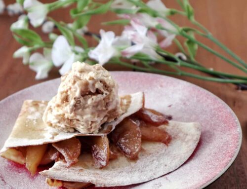 Flensjes met gekarameliseerde peer, rum en ijs