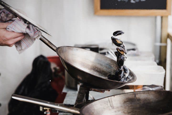 De gietijzeren wokpan en ander onmisbaar keukengerei