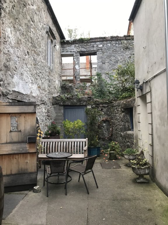 12 Tips voor Kilkenny en omgeving: Ierse charme met een stevige pint erbij 9 Hole in the Wall Kilkenny - 12 tips om te eten, drinken en doen in en rondom Kilkenny