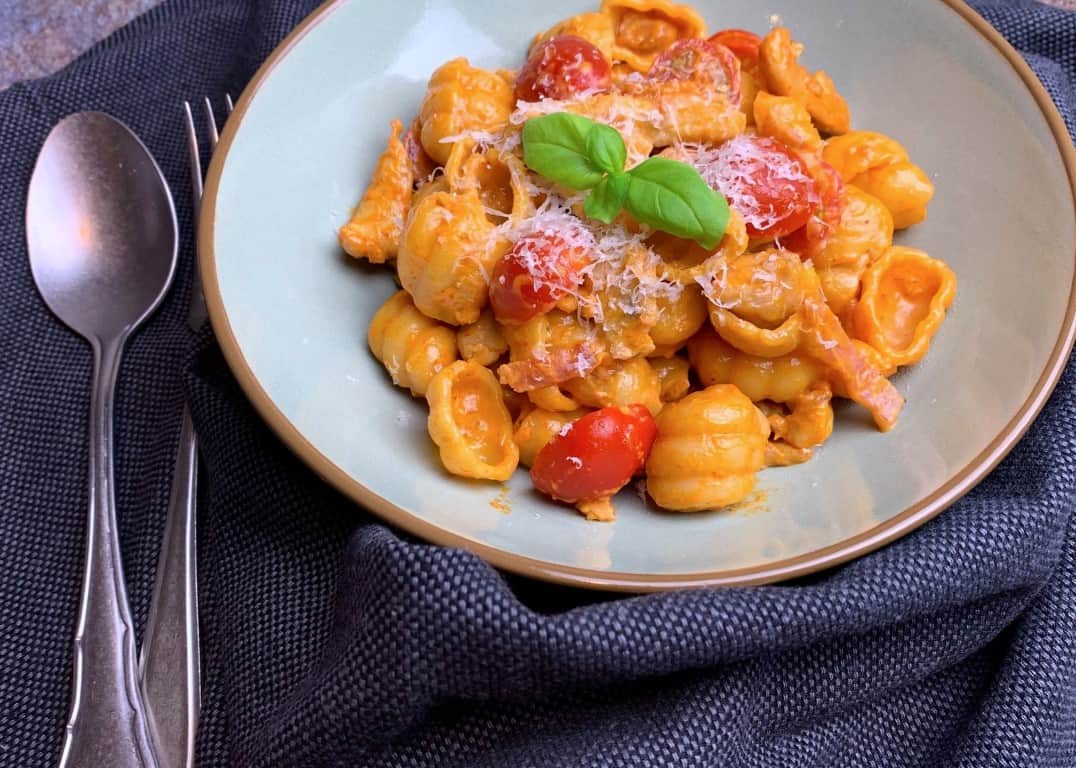 Pasta kip met tomatensaus - Lekkere pasta recepten - simpel voor elke dag