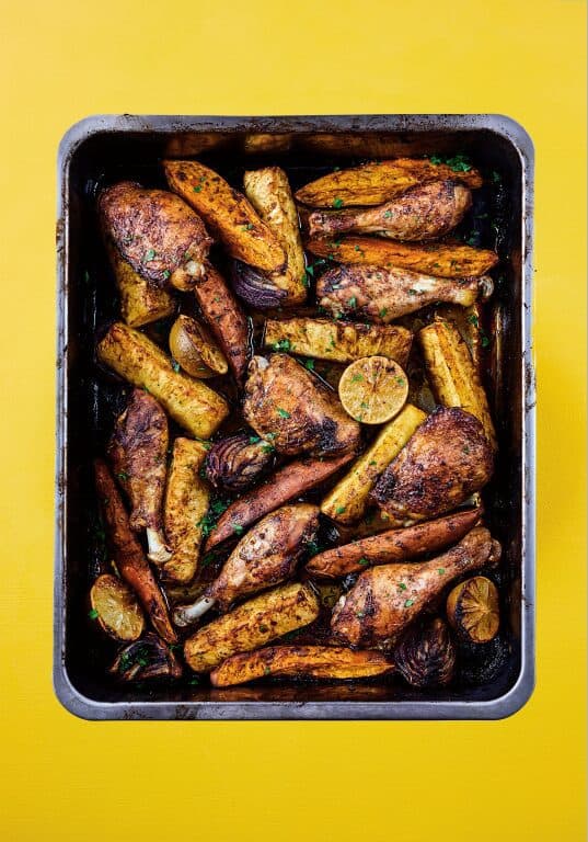 Jerk chicken uit de oven met zoete aardappel, ananas en limoen