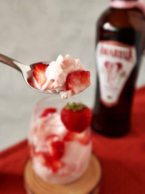 Yoghurtijs met aardbeien en Amarula Raspberry Chocolate Baobab