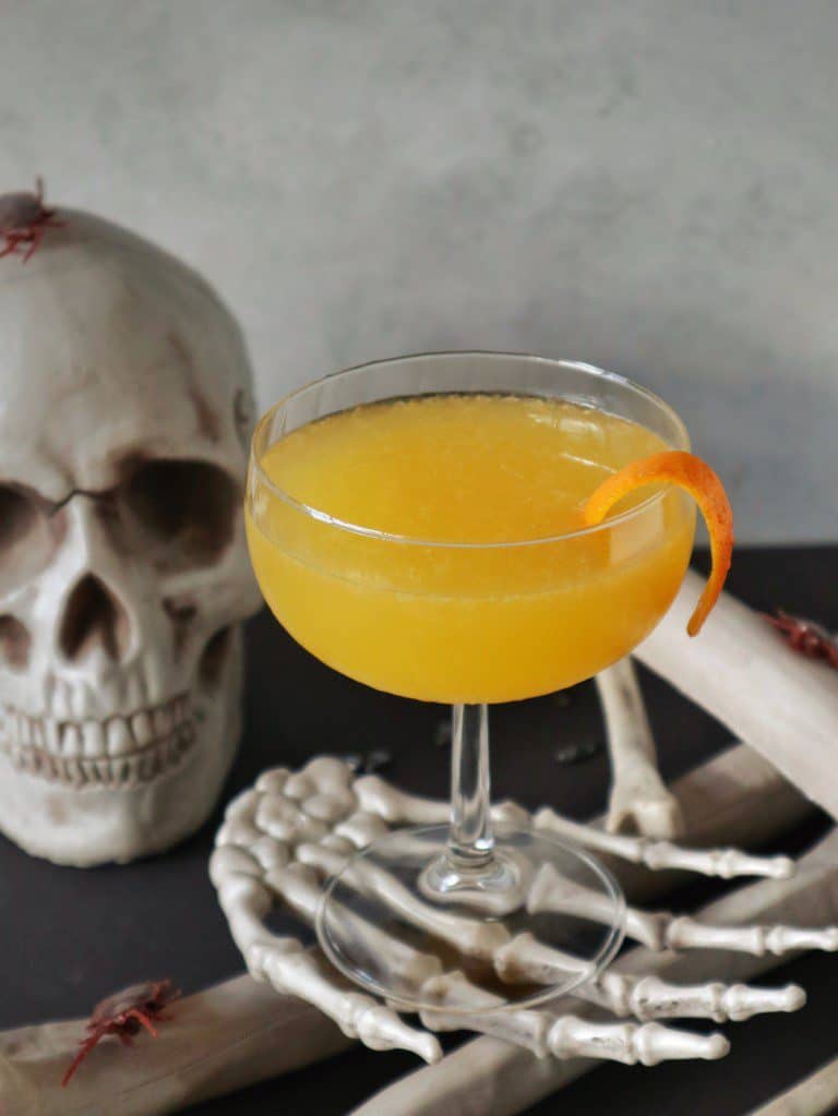 Halloween cocktail The Corpse Reviver No. 2(a)