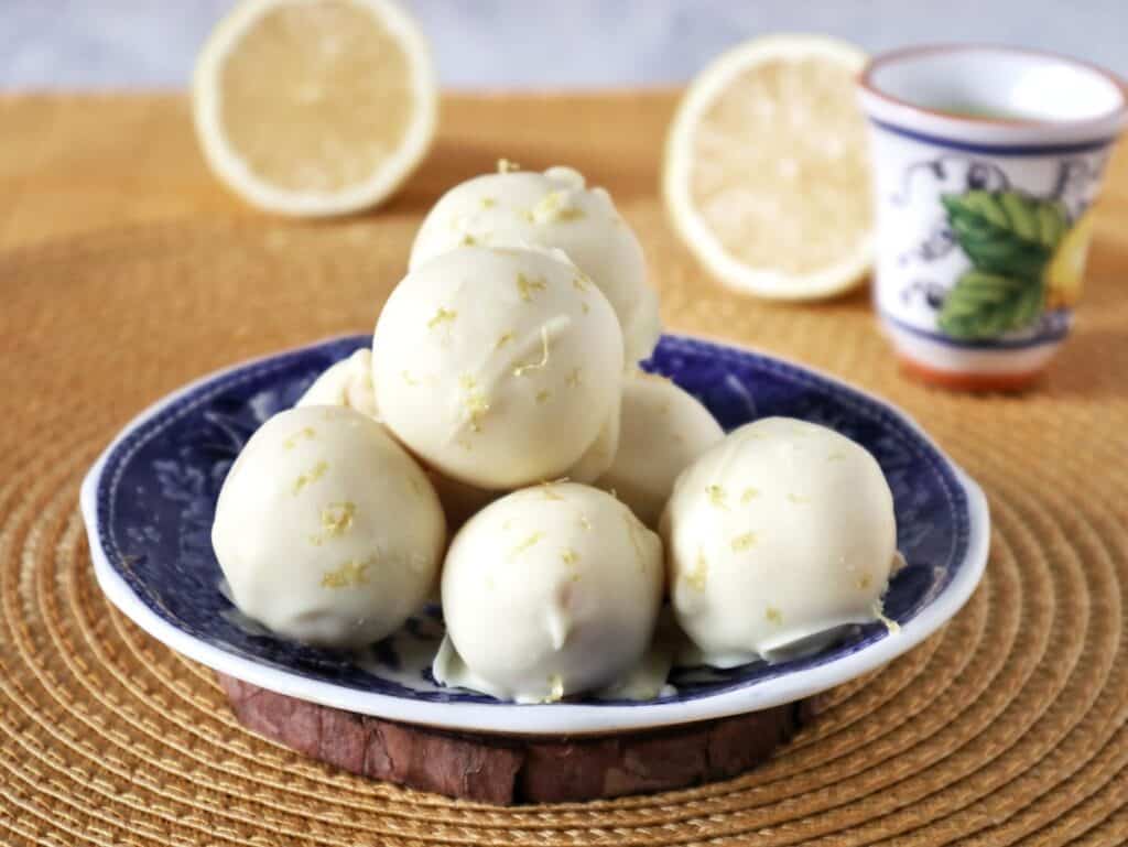 Limoncello cake ballen met witte chocolade 1 Limoncello cake ballen met witte chocolade