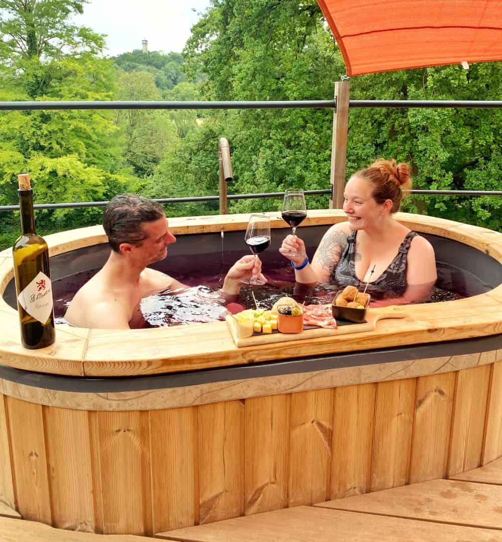 Proosten in een wijnbad bij Thermae 2000 in Valkenburg