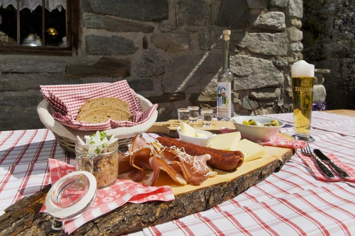 tradition kulinarik brettljause De zomerse smaken van Mayrhofen ontdek het culinaire erfgoed van de Oostenrijkse Alpen