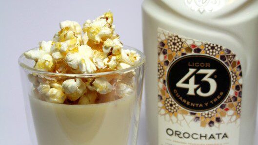 Witte chocolademousse met Licor 43 orochata en gezouten caramel popcorn