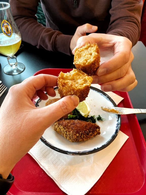 Een weekendje weg in België - kies eens voor Oostende! - garnalenkroketjes eten bij Madam Kroket