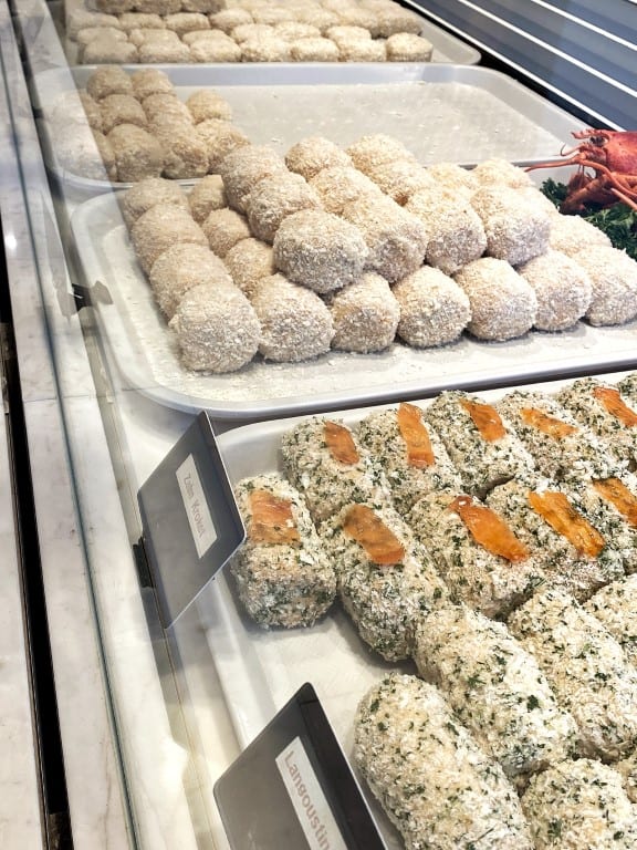 Een weekendje weg in België - kies eens voor Oostende! - garnalenkroketjes eten bij Madam Kroket