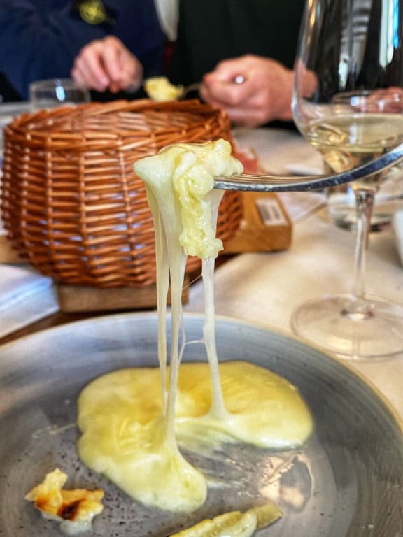 10 leuke dingen om te doen tijdens een weekendje in Sierre, Zwitserland - raclette eten bij Chateau de Villa