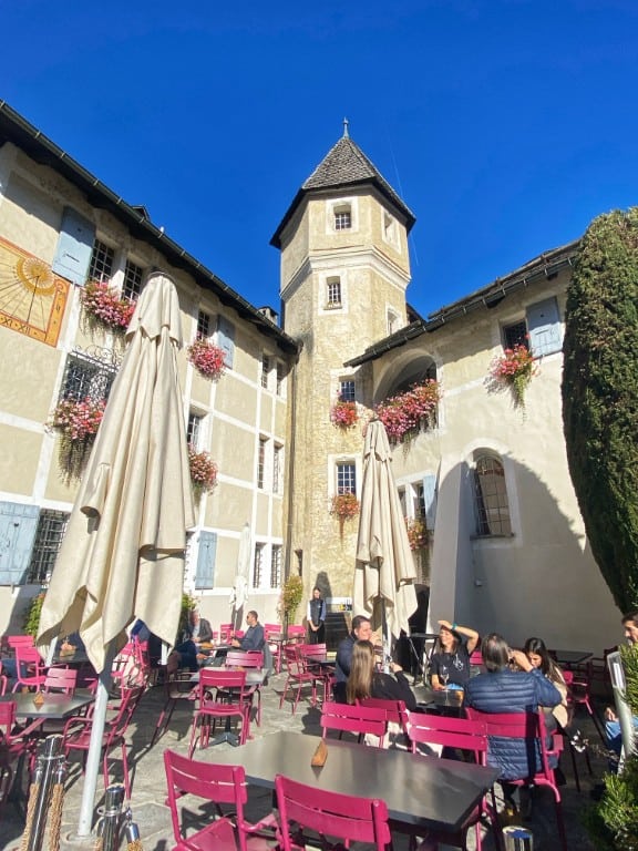 10 leuke dingen om te doen tijdens een weekendje in Sierre, Zwitserland - raclette eten bij Chateau de Villa