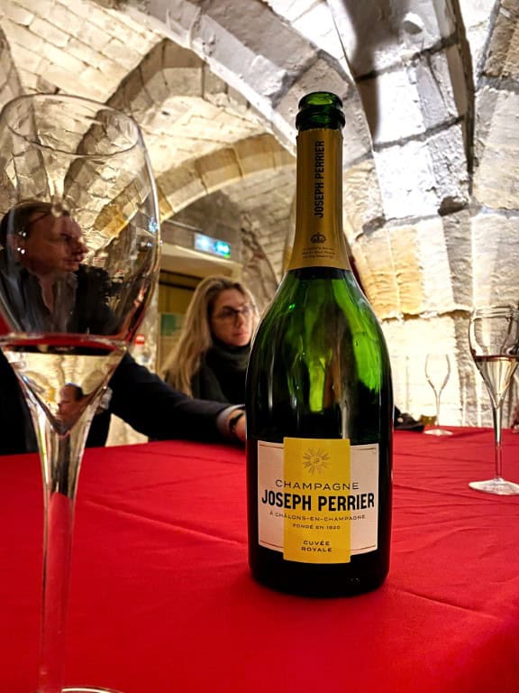 Drink champagne in een Middeleeuwse kelder in Chalon en Champagne