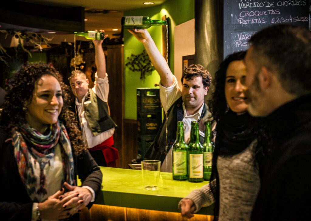 Cider uit Asturië (Noord-Spanje) is UNESCO-erfgoed = escanciando-sidra - ©Turismo Asturias - Xurde Margaride
