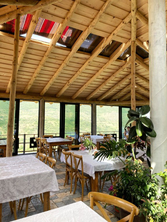 Dineren met uitzicht bij Alpeta Agrotourism & Winery