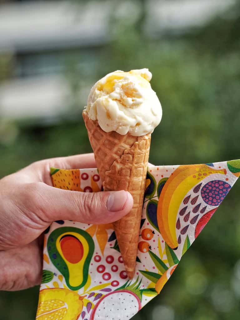 Zomers ijsrecept roomijs met ananas, passievrucht en Malibu