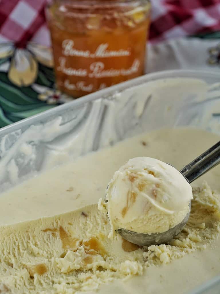 Zomers ijsrecept roomijs met ananas, passievrucht en Malibu