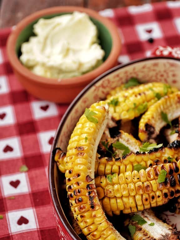 Mais ribs Corn ribs van de Weber Lumin barbecue met whipped bourbon butter