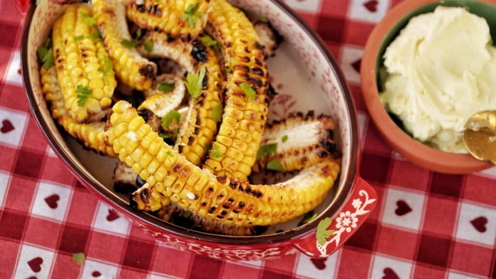 Mais ribs Corn ribs van de Weber Lumin barbecue met whipped bourbon butter 