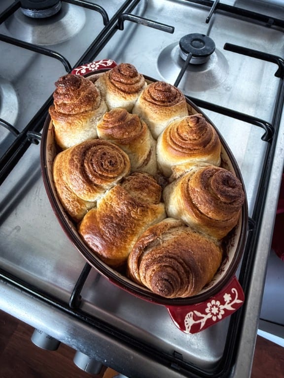 Makkelijke kaneelbroodjes met Créme de la Créme Cognac & Oat Milk Liquor glazuur - gemaakt van croissantdeeg